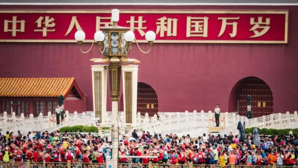 协力攀爬雪山携全新Logo出现的坏猴子影业，此次曝光的片单汇集了多部不同题材类型的作品